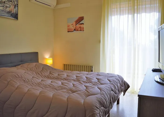 T2 Avec Terrasse Sud, Climatise, A Proximite - - Fr-1-251-295